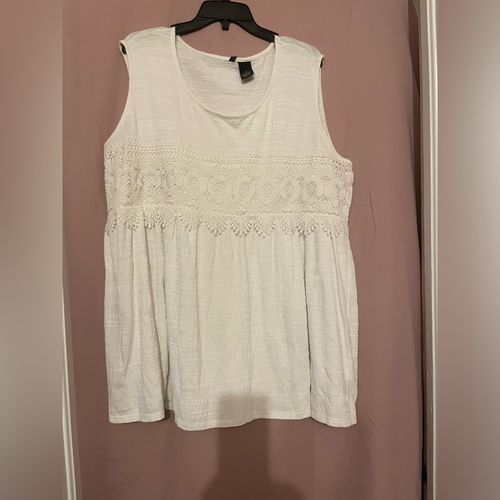 White Cotten sleeveless top sz 1x. Lightweight and gently used